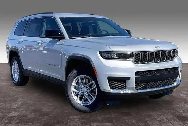 New 2026 Silver Zynith Exterior Paint Jeep Laredo X image 2