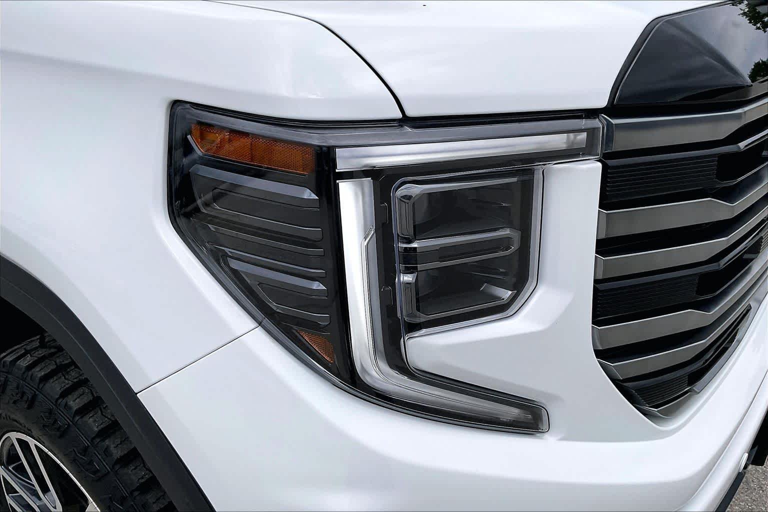 Used 2026 Summit White GMC AT4 image 28