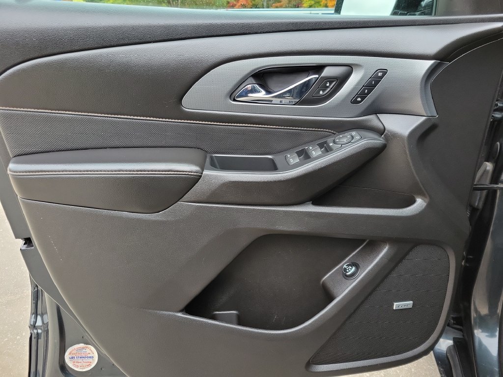 Used 2018 GRAPHITE METALLIC Chevrolet Premier image 19