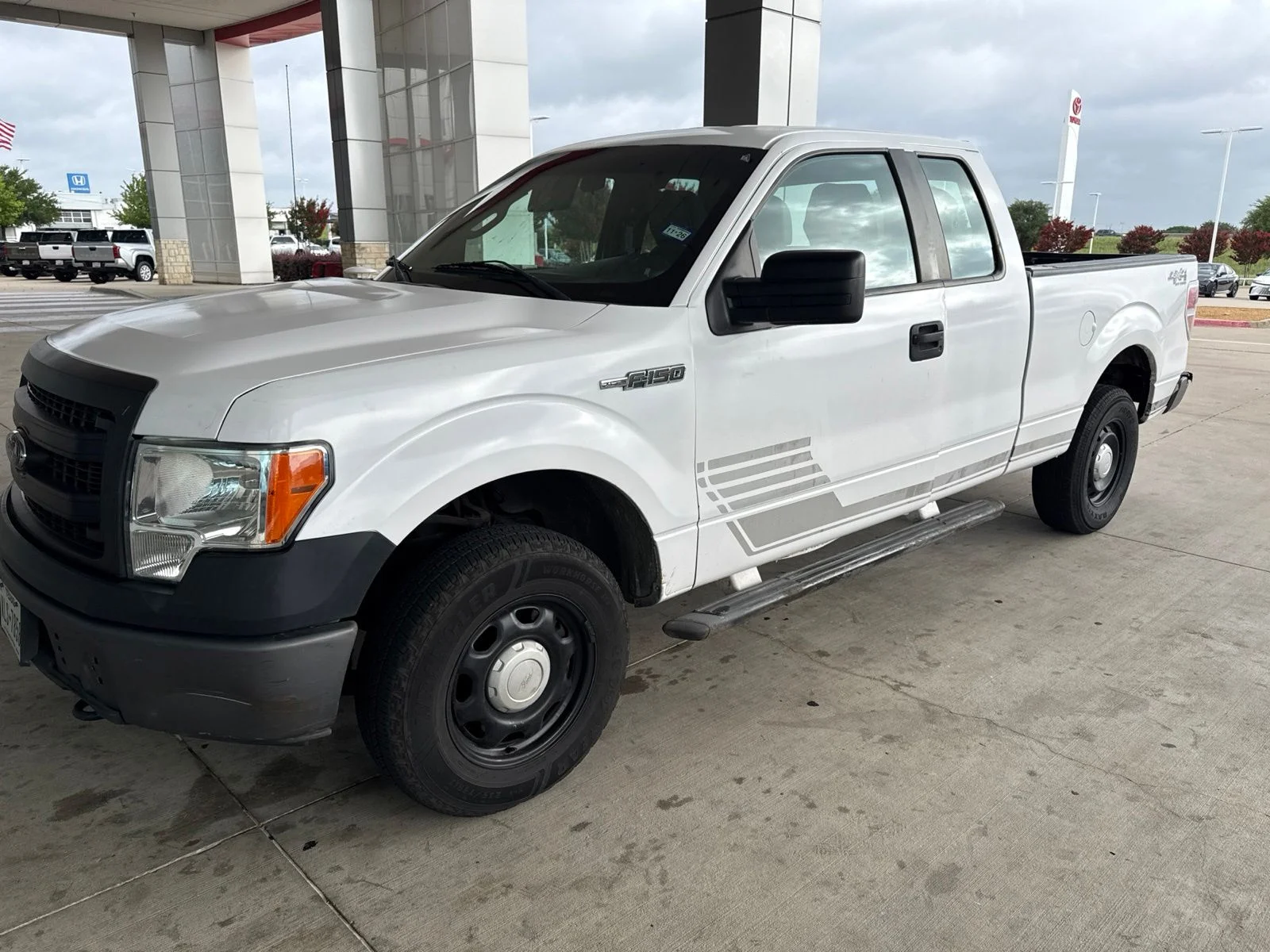 Used 2014 White Ford XL image 1