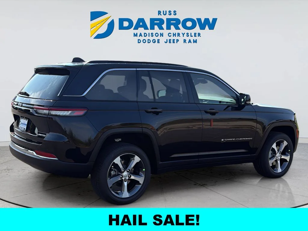 New 2025 Diamond Black Crystal Pearl-Coat Exterior Paint Jeep Limited image 5
