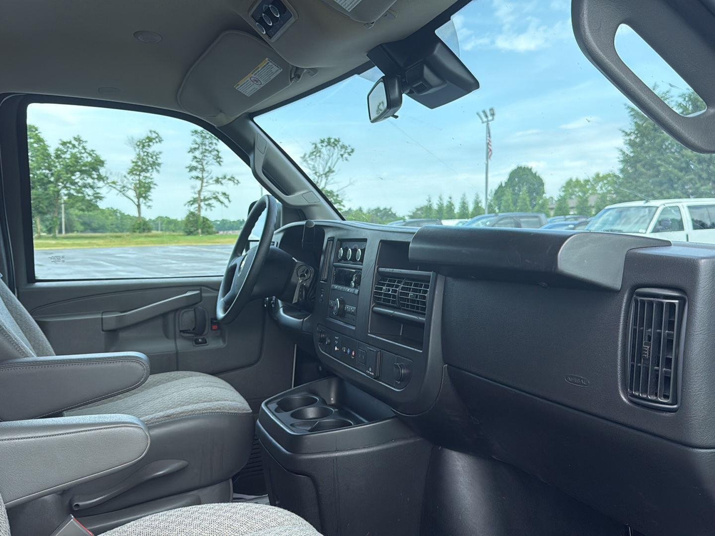 Used 2025 Summit White Chevrolet LT image 8