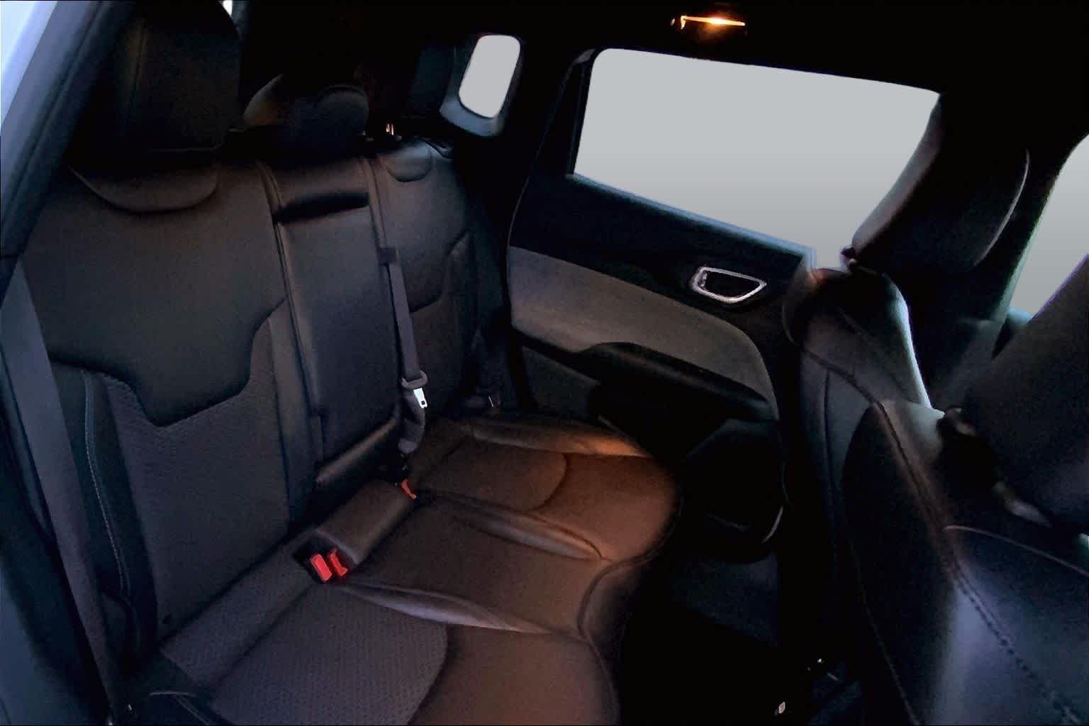 Used 2024 Bright White Clearcoat Jeep Latitude image 19