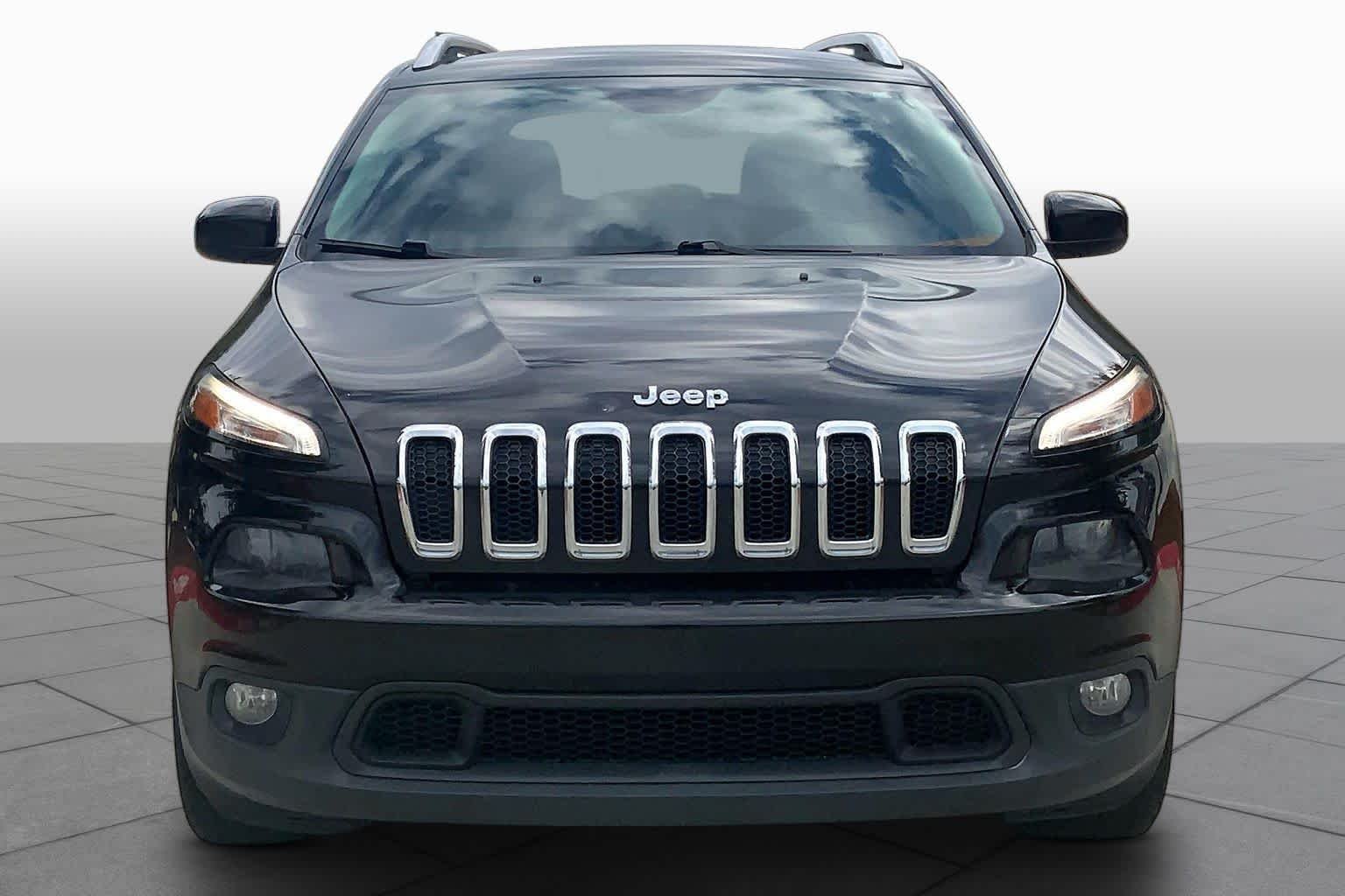 Used 2015 Brilliant Black Crystal Pearlcoat Jeep Latitude image 4