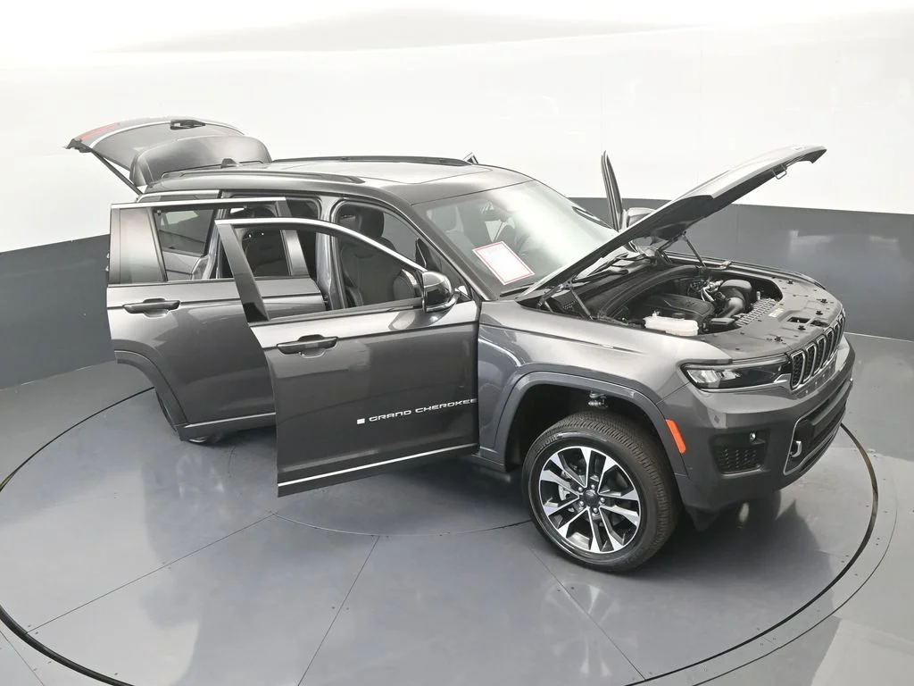 Used 2024 Baltic Gray Metallic Clearcoat Jeep Overland image 75
