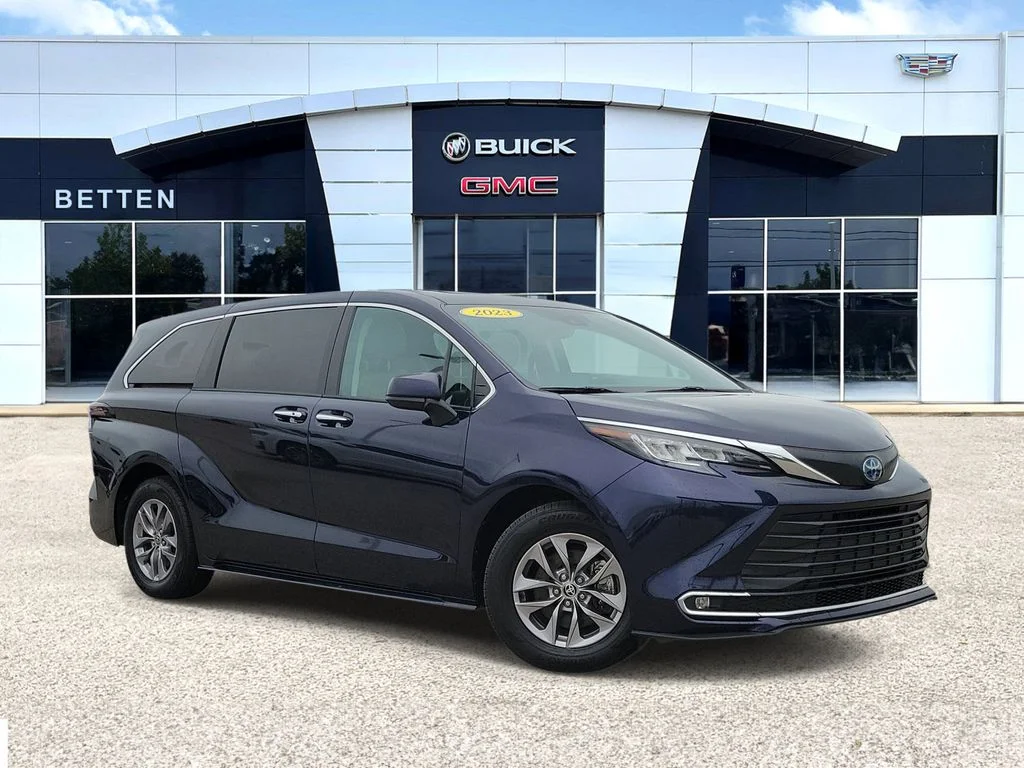 Used 2023  Toyota XLE image 1