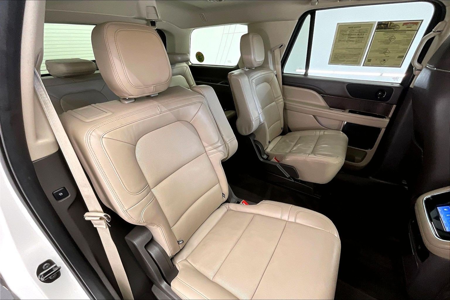 Used 2022 Pristine White Metallic Tri-Coat Lincoln Reserve image 17