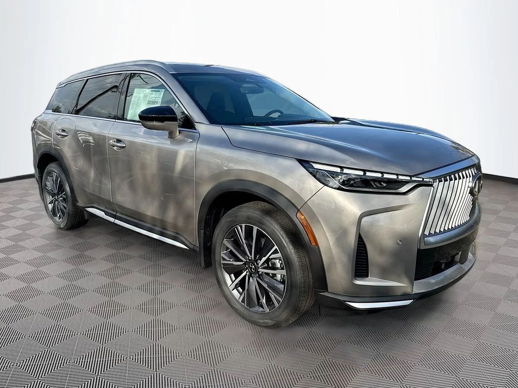 Certified Used 2026 Silver INFINITI LUXE image 4