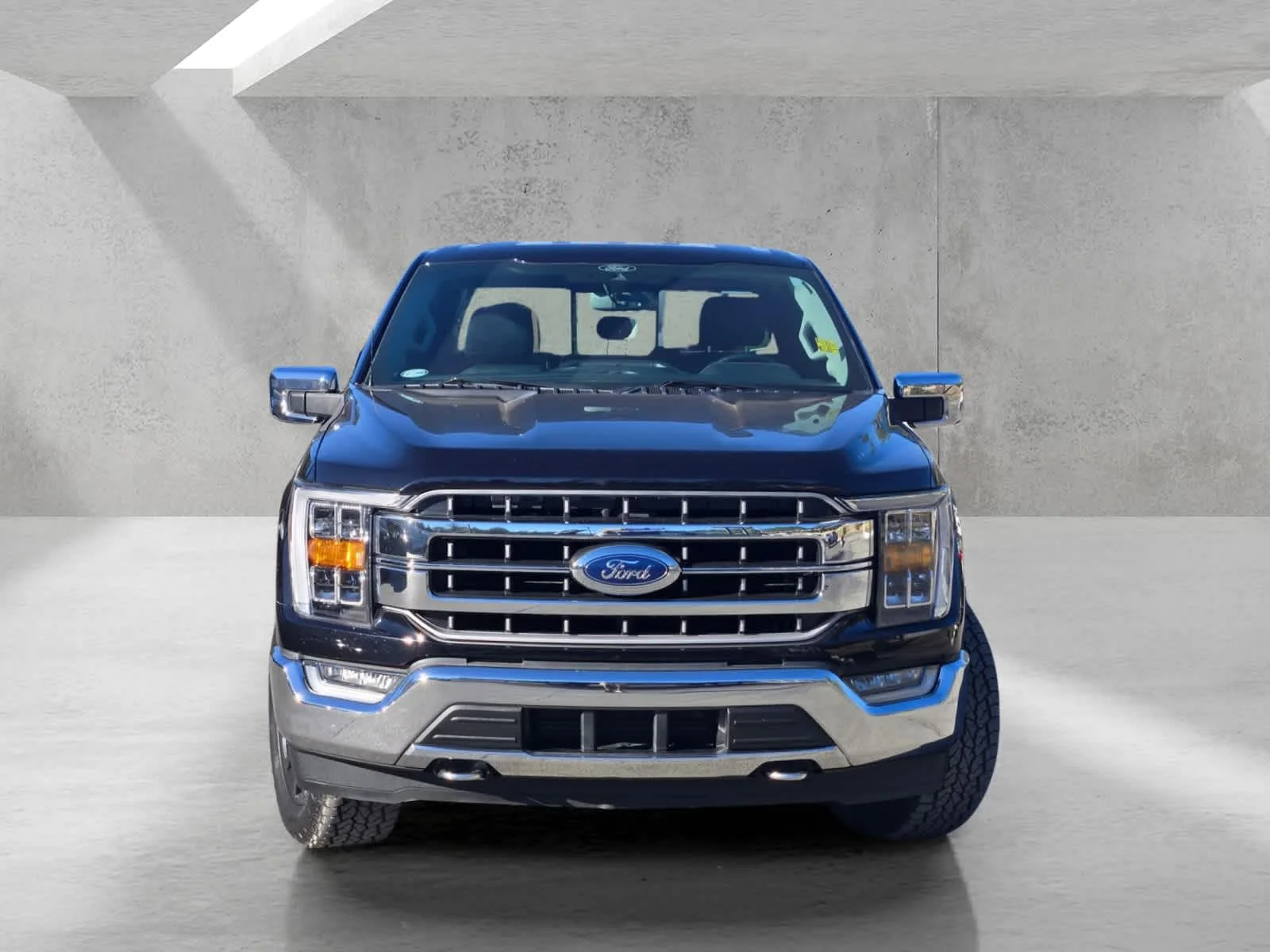 Used 2021  Ford XL image 2