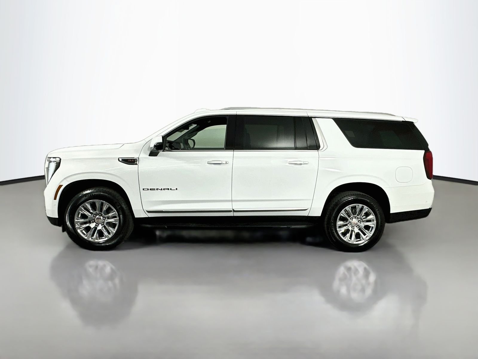 Used 2025 Summit White GMC Denali image 5
