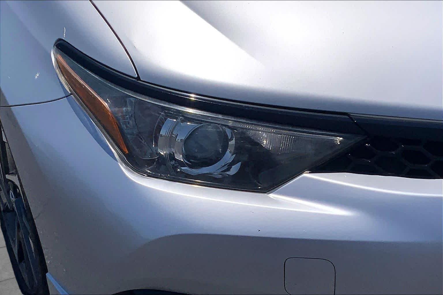 Used 2018 Classic Silver Metallic Toyota  image 28