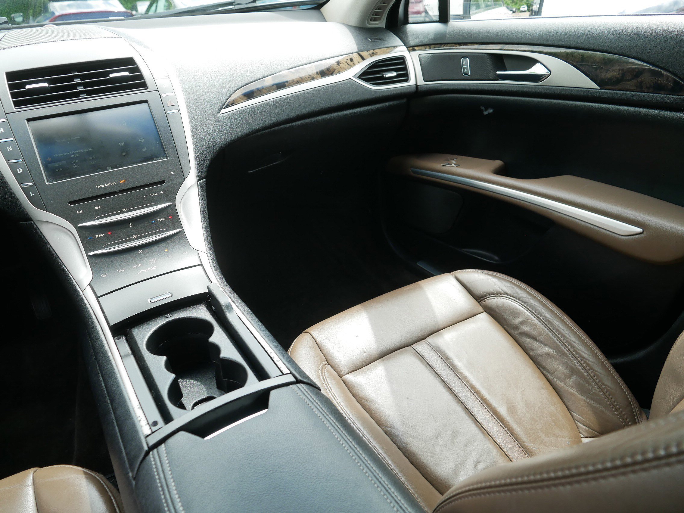 Used 2015 White Platinum Metallic Tri-Coat Lincoln Hybrid image 11