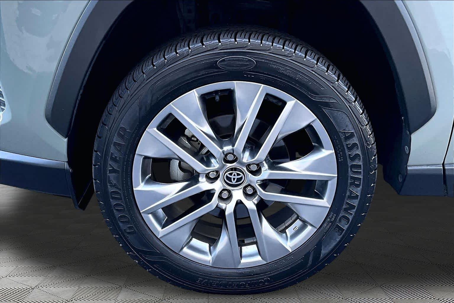Used 2021 Lunar Rock Toyota XLE Premium image 11
