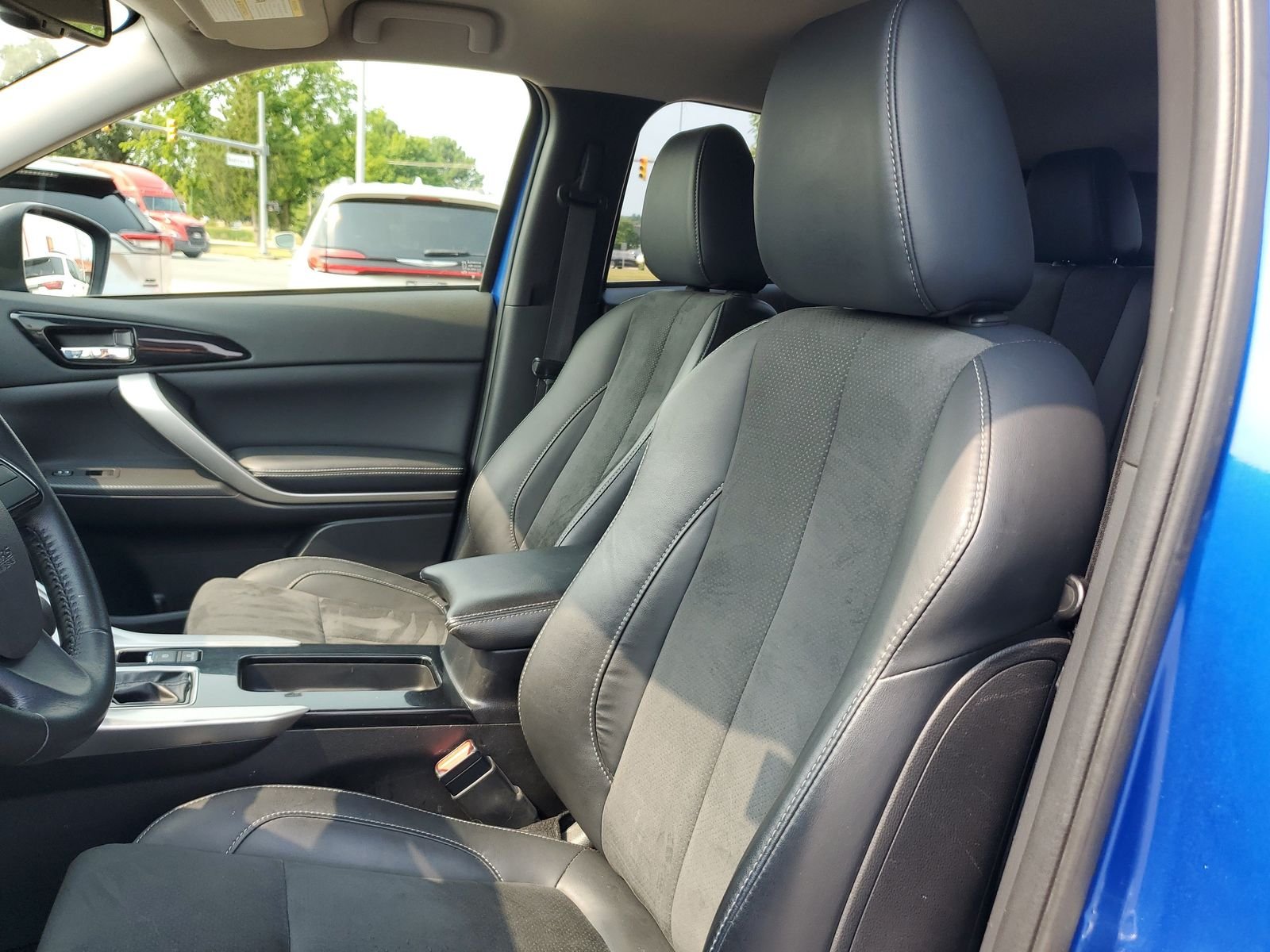 Used 2022 Blue Mitsubishi SE image 14
