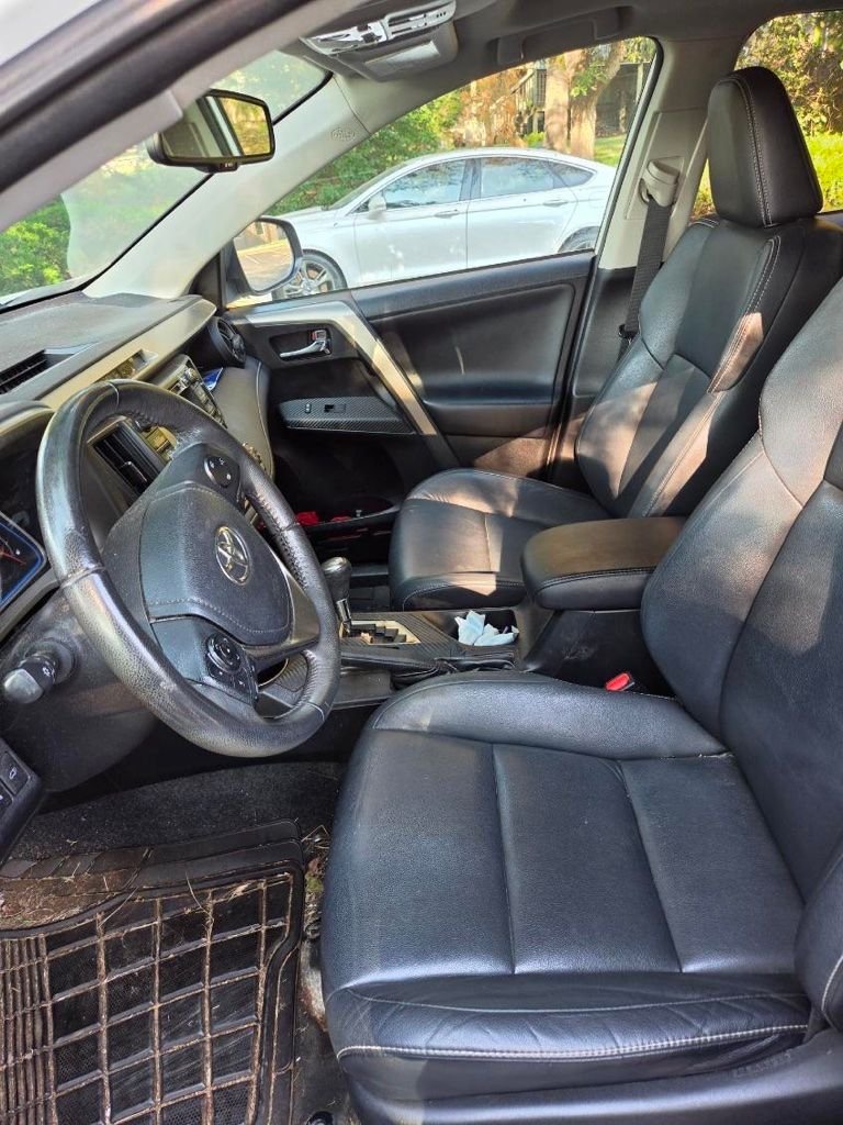 Used 2013  Toyota Limited image 3