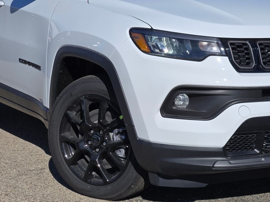 New 2026 Bright White Clear-Coat Exterior Paint Jeep Latitude image 3