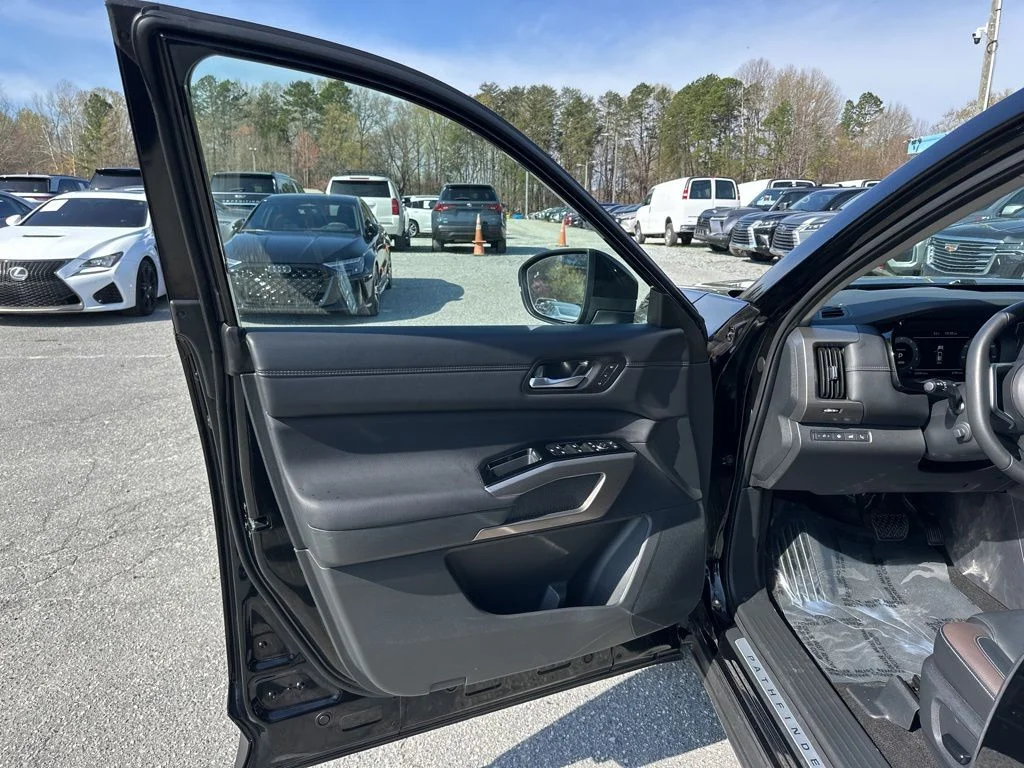 Used 2025 Black Nissan Platinum image 21