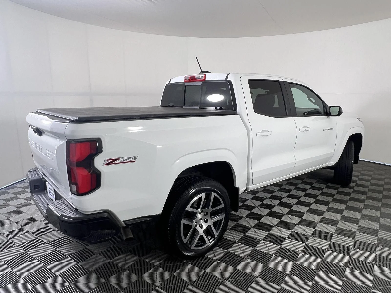 Used 2024 Summit White Chevrolet Z71 image 27