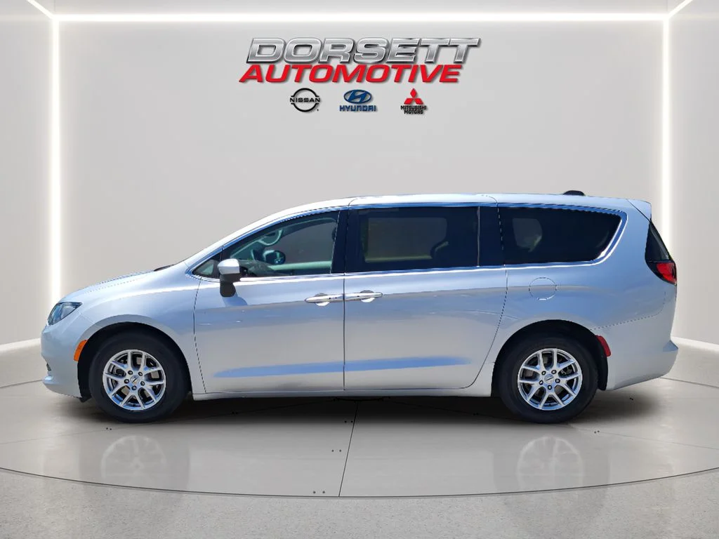 Used 2023 Silver Mist Clearcoat Chrysler LX image 9
