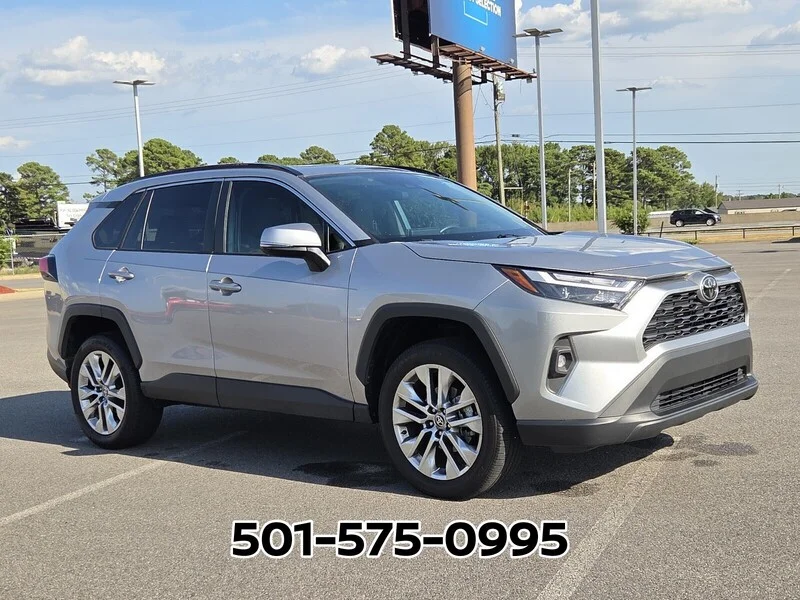 Used 2025 Silver Sky Metallic TOYOTA XLE PREMIUM FWD image 5