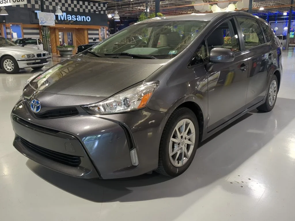 2015 Toyota Prius v's photo