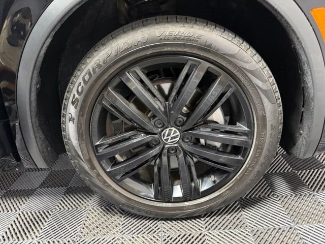 Certified Used 2022 Deep Black Pearl Effect Volkswagen 2.0T SE R-Line Black image 46