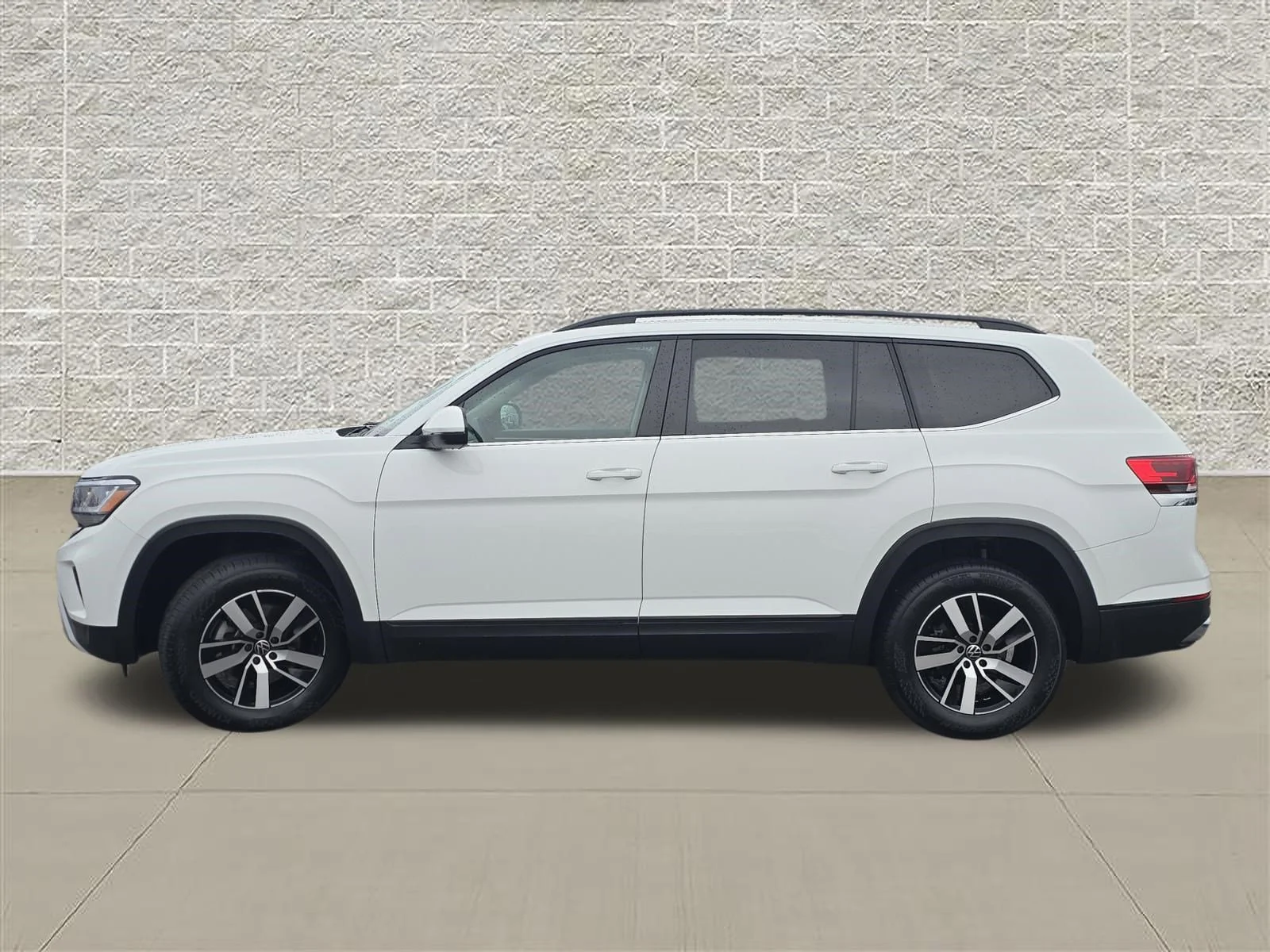 Certified Used 2022 Pure White Volkswagen 2.0T SE image 4