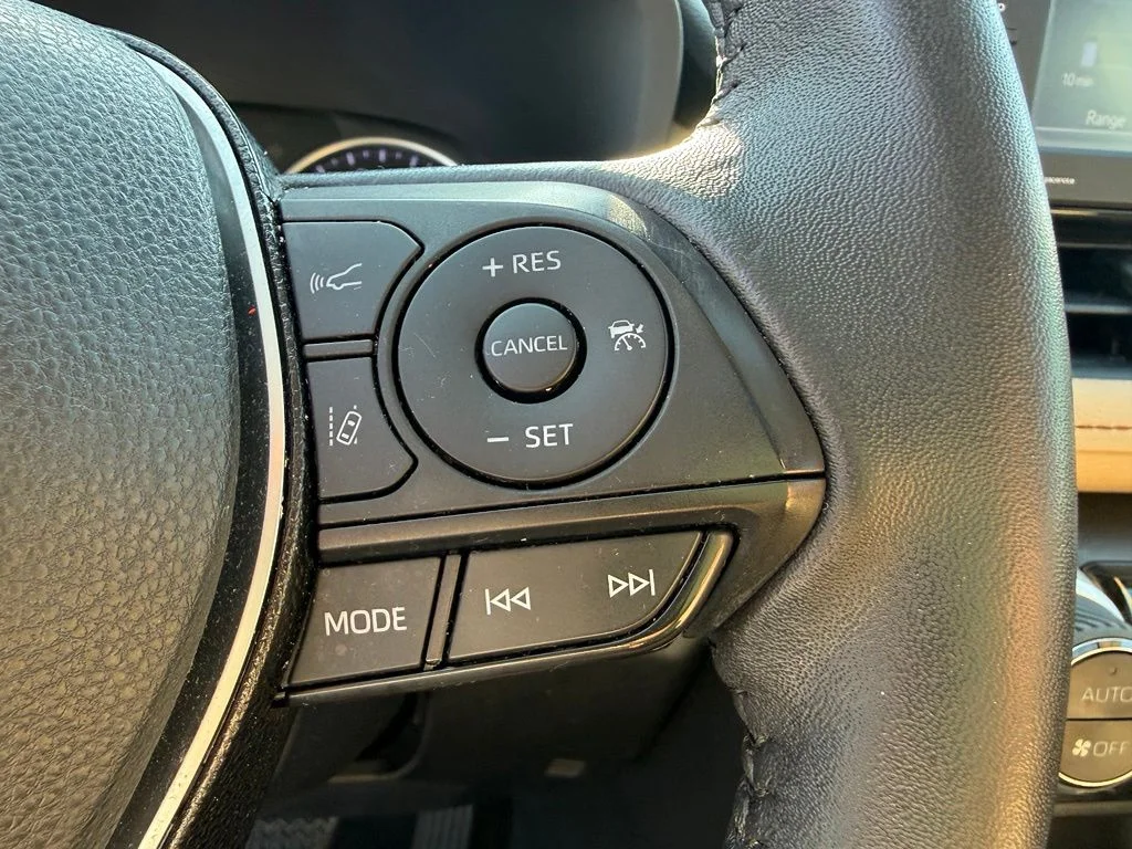 Used 2021 White Toyota XLE Premium image 15