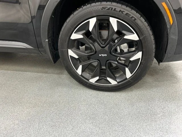 Used 2025  Kia EX image 27