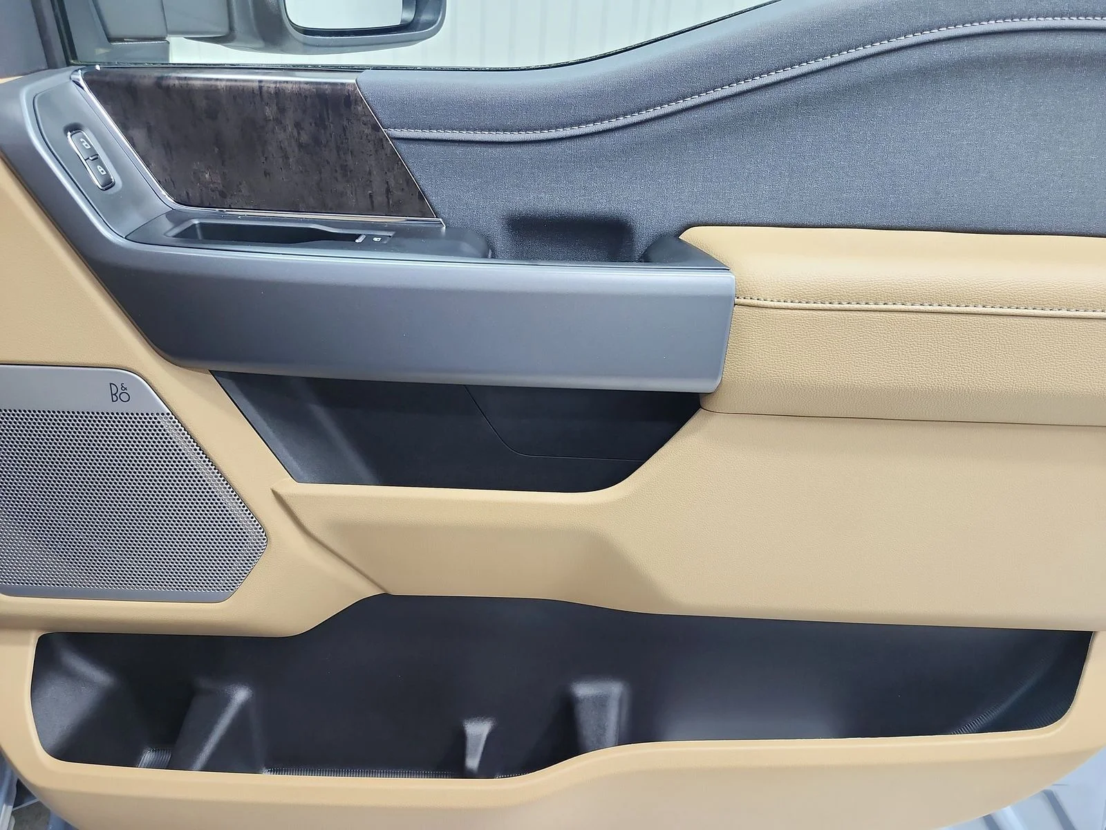 New 2026 Glacier Gray Metallic Tri-Coat Ford F-250® Lariat® image 49