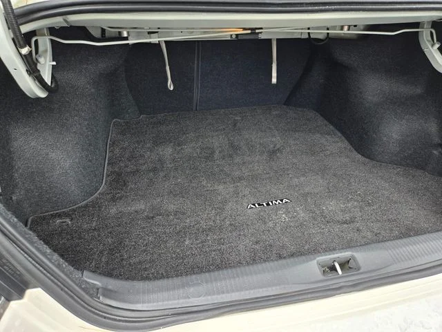 Used 2009 White Nissan 2.5 S image 15