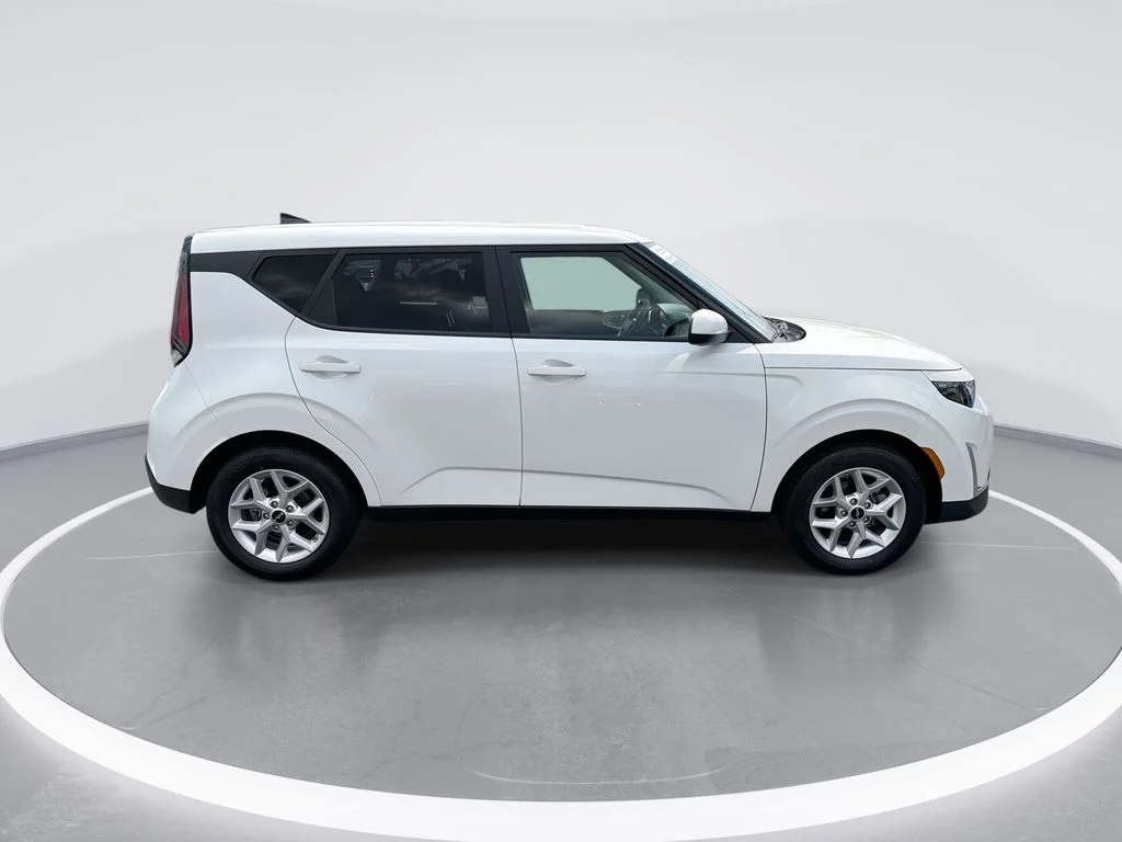 Used 2025 White Kia LX image 9