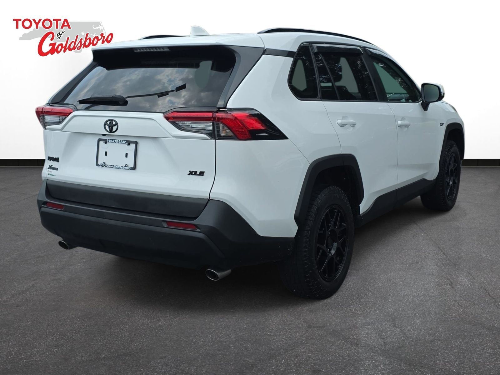 Used 2022 White Toyota XLE image 5