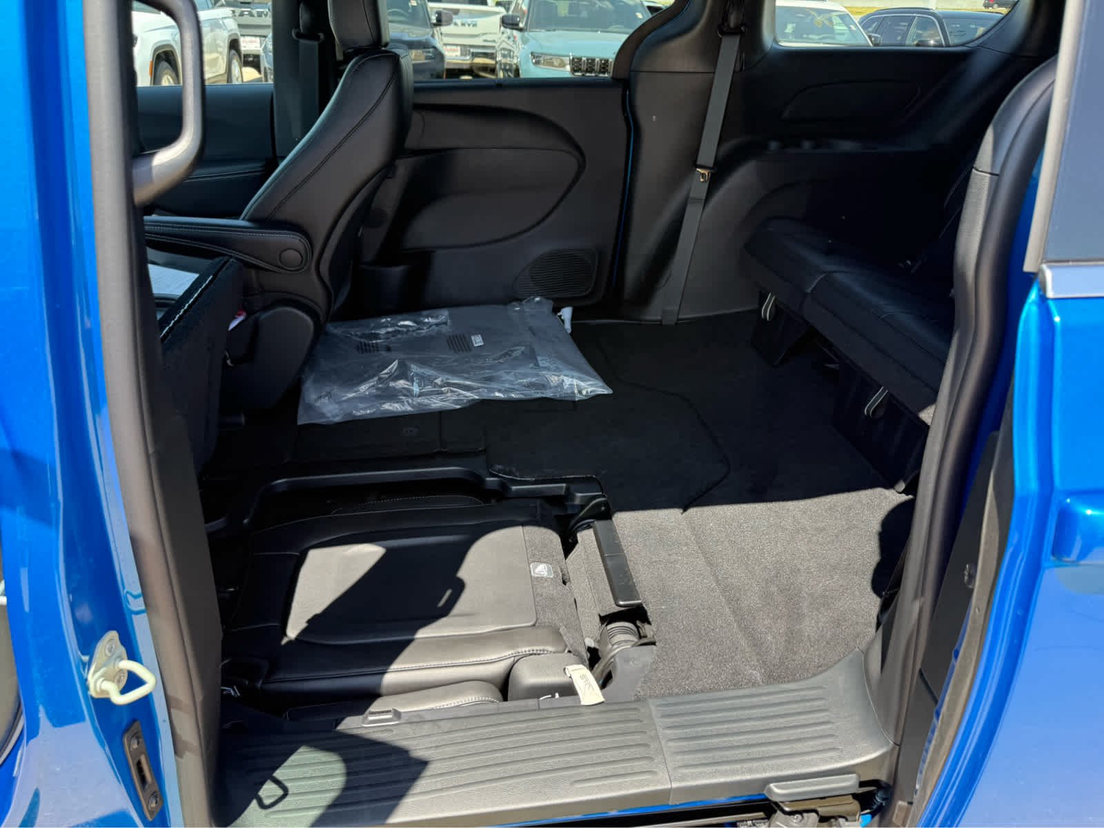 New 2027 Hydro Blue Pearl-Coat Exterior Paint Chrysler Select image 13