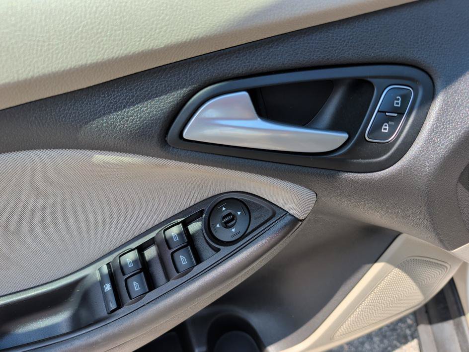 Used 2018 White Gold Metallic Ford SE image 17