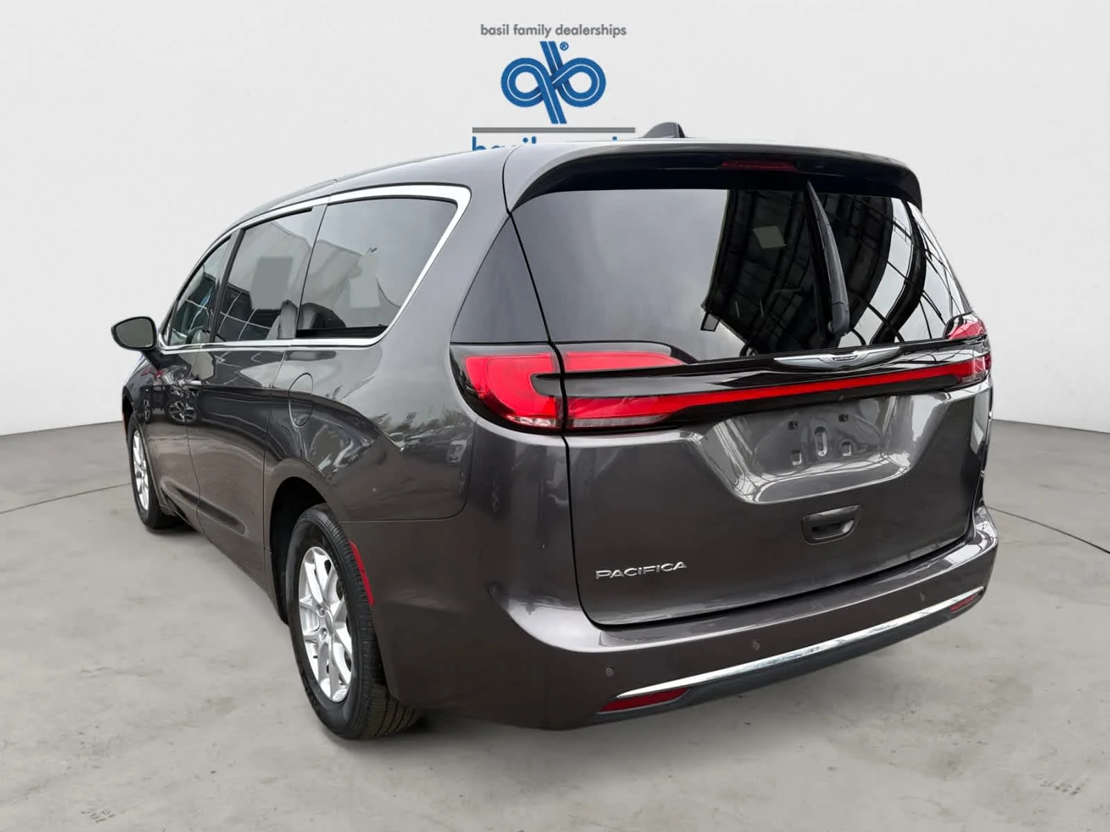Used 2023 Granite Crystal Metallic Clearcoat Chrysler Touring L image 5