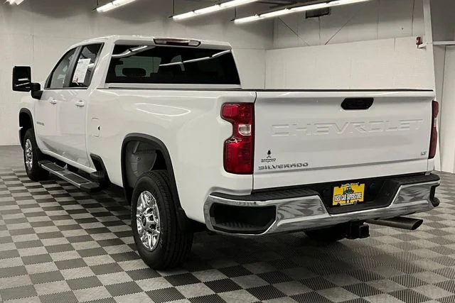 Used 2025 Summit White Chevrolet LT image 3