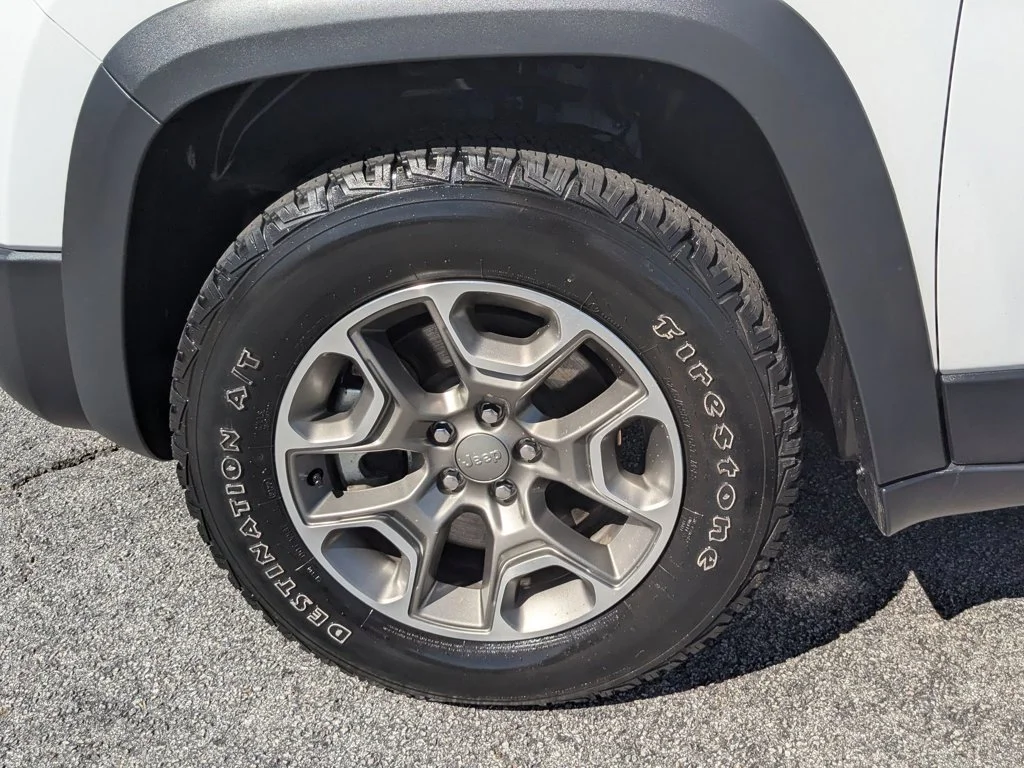 Used 2022 Bright White Clearcoat Jeep Trailhawk image 10