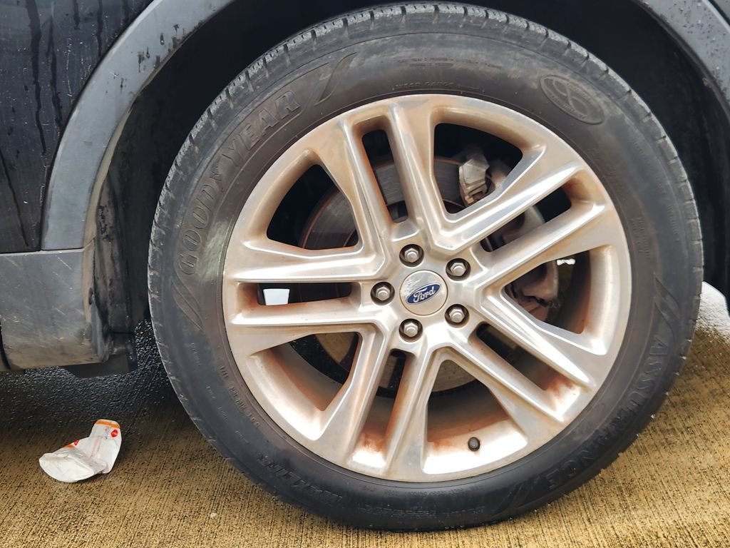 Used 2015 Tuxedo Black Metallic Ford Limited image 9
