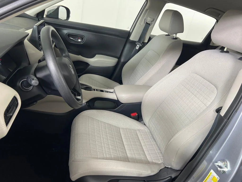 Used 2023 Lunar Silver Metallic Honda LX image 18
