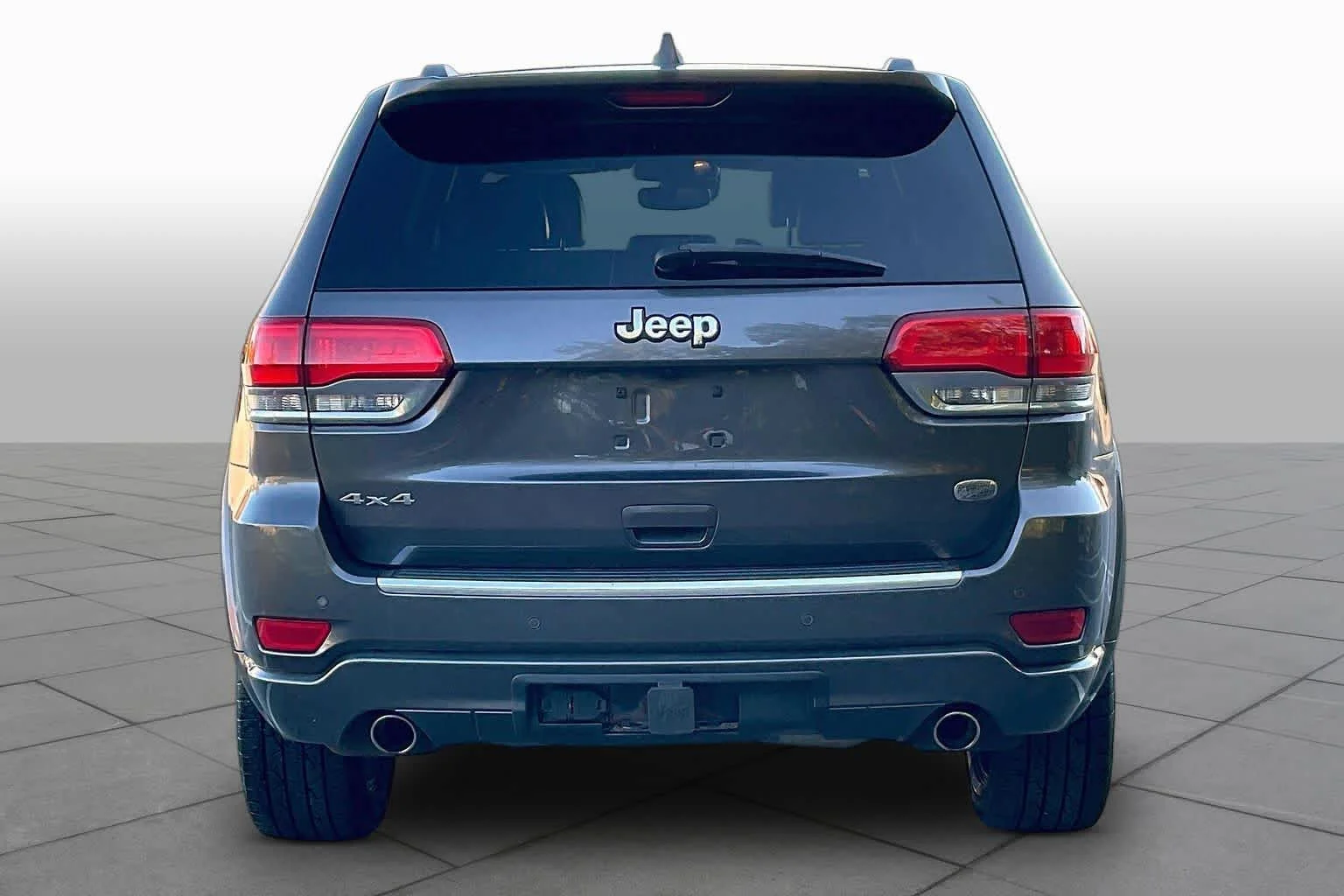 Used 2017 Granite Crystal Metallic Clearcoat Jeep Overland image 4