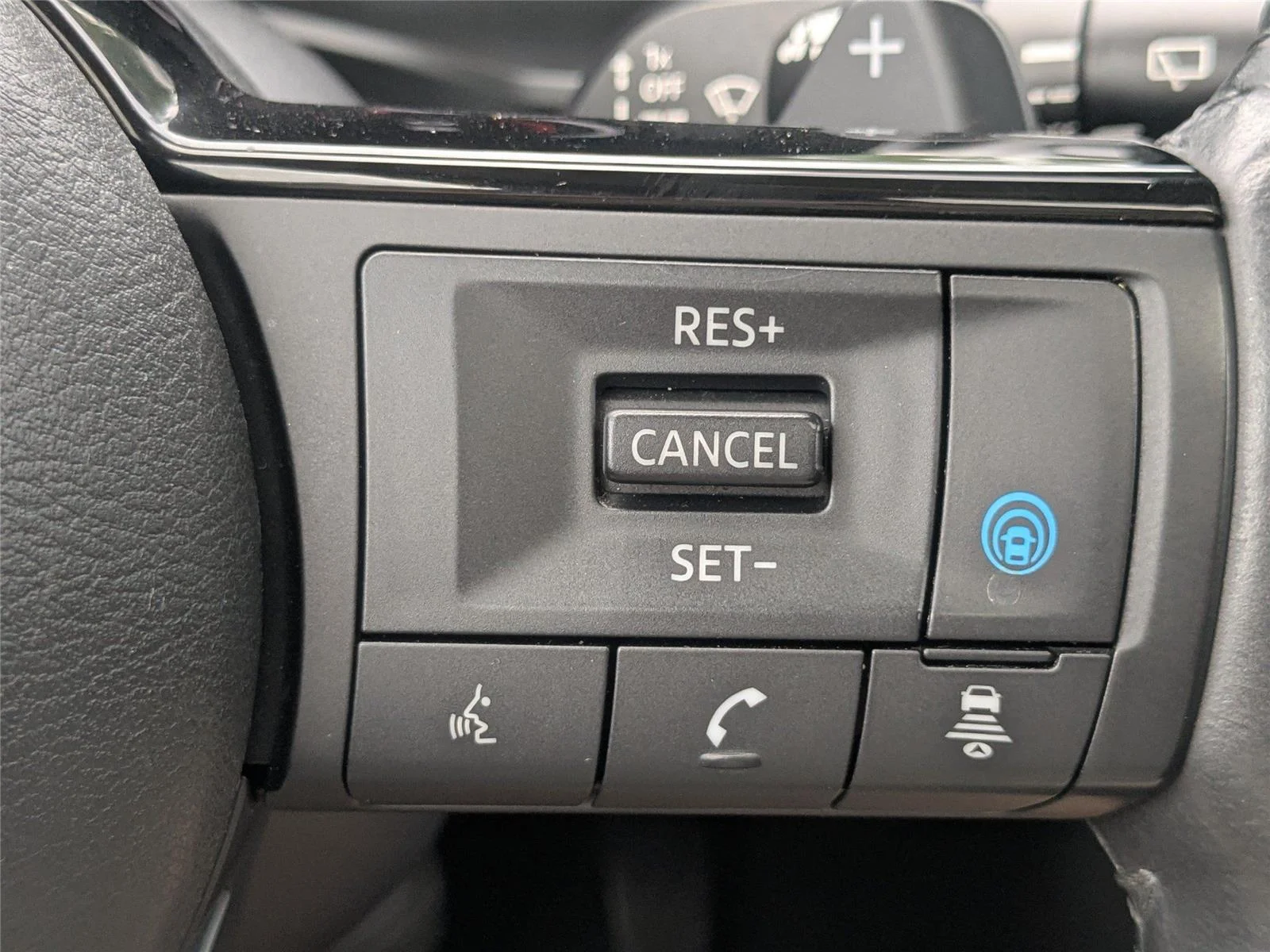 Used 2022 Brilliant Silver Metallic Nissan Platinum image 25