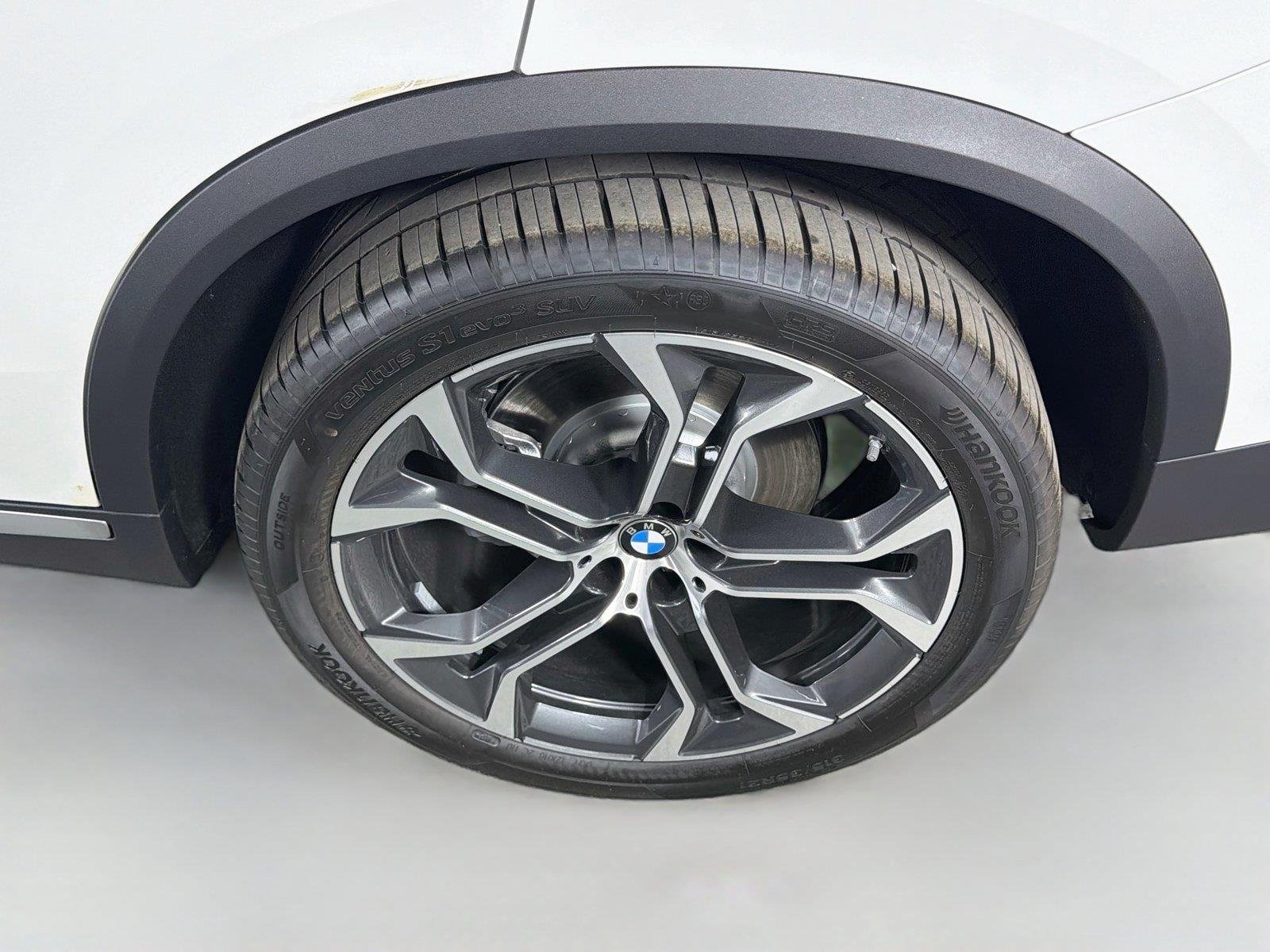 New 2026 Alpine White BMW sDrive40i image 33