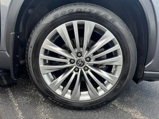 Used 2023 Magnetic Gray Metallic Toyota Platinum image 9