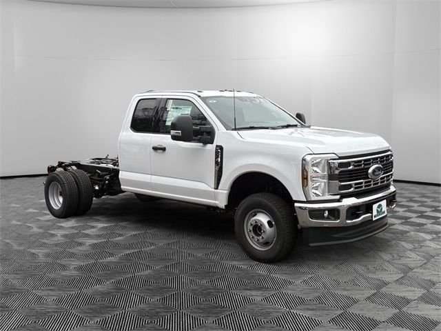 2026 Ford F-350 Super Duty Chassis Cab XLT - Photo 7