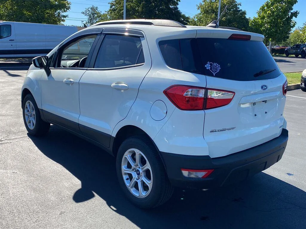 Used 2022 Diamond White Ford SE image 9