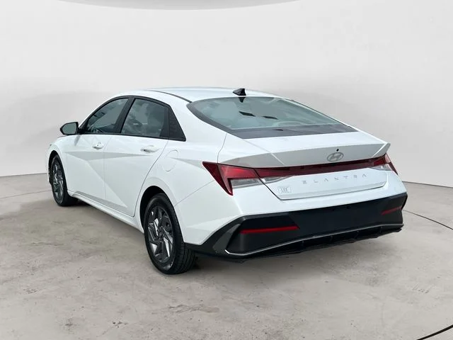 Used 2024 White Hyundai SEL image 3