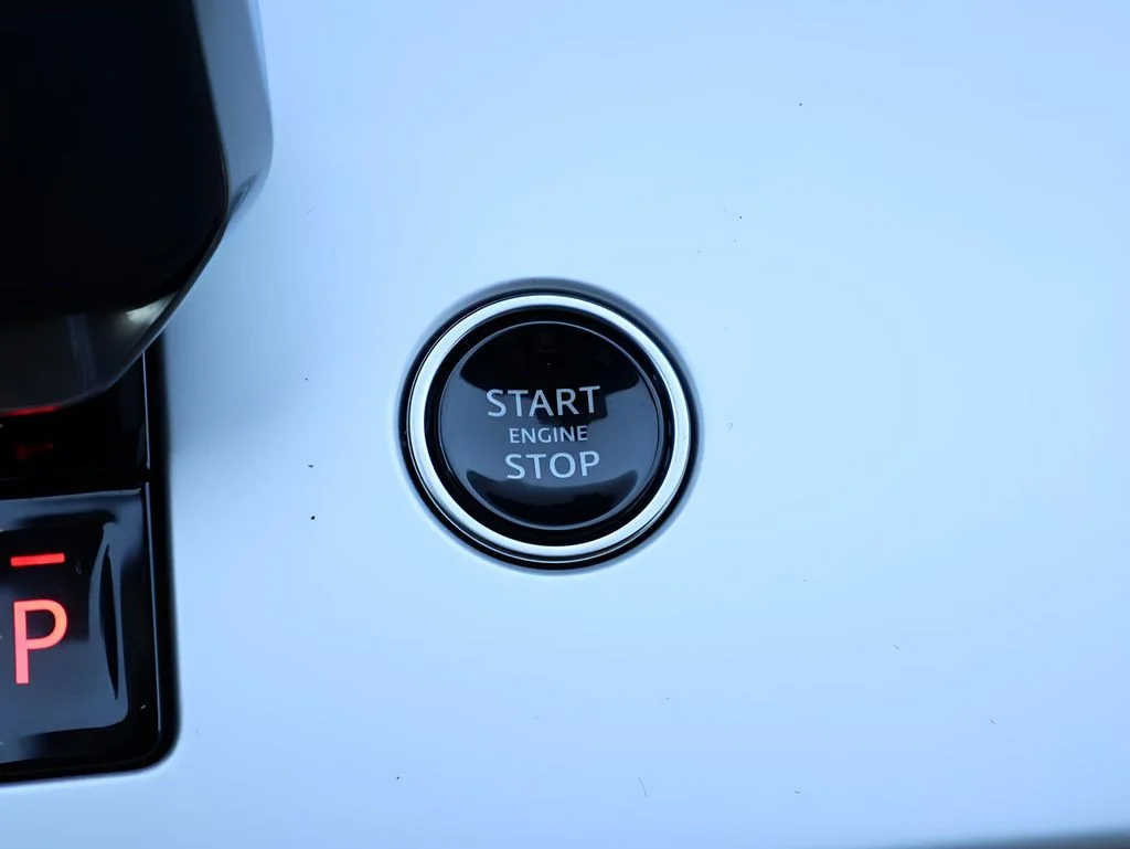 Used 2025 Fuji White Land Rover SE image 26