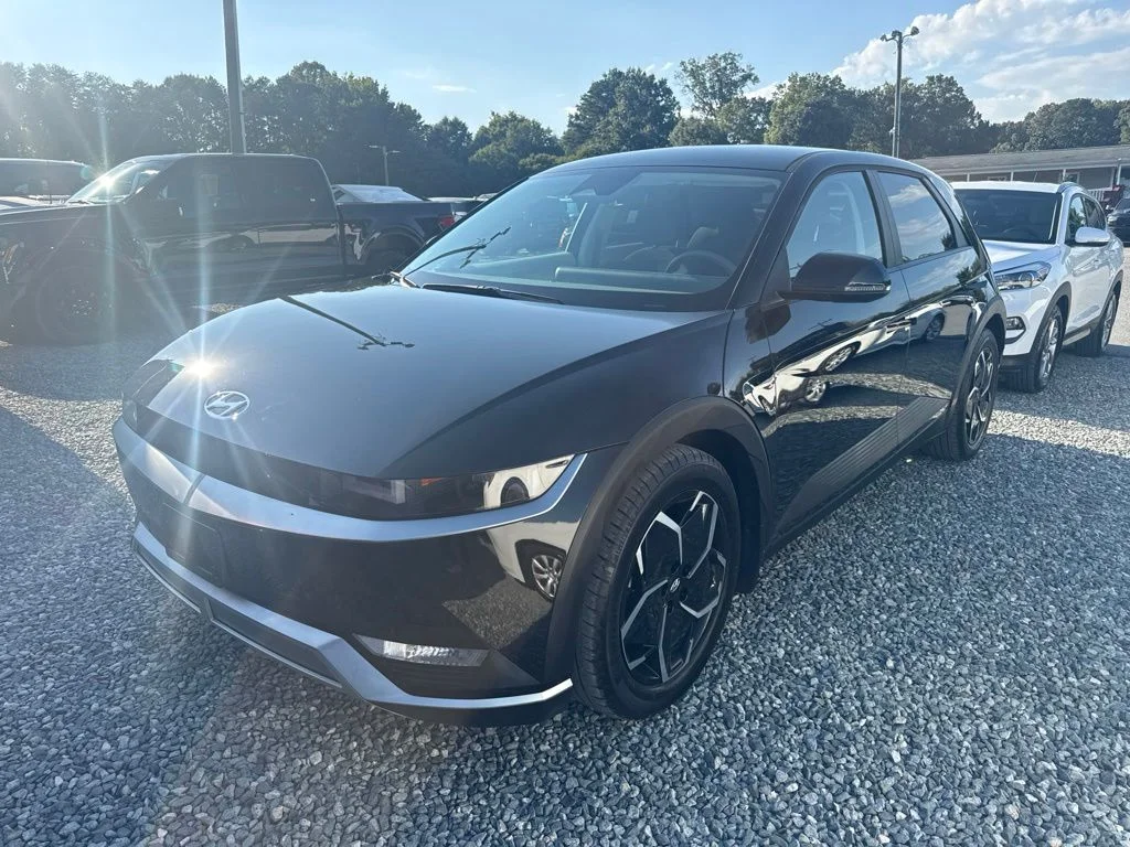 Used 2024 Black Hyundai SEL image 1