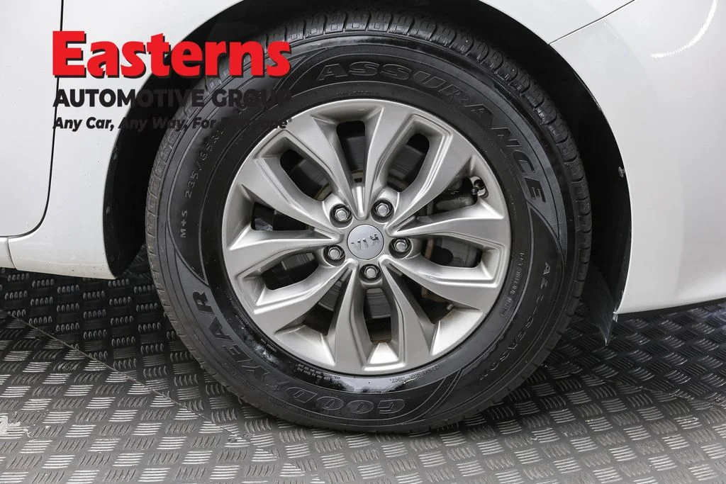 Used 2020 White Kia LX image 31